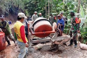 Babinsa Koramil Subang Bantu Cor Jalan